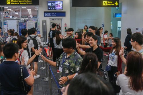 18 清迈大学师生到机场送别公司师生